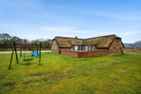 Large 14-person Pool House - 1004